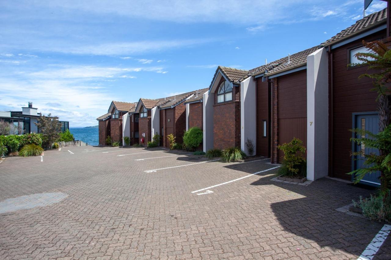 Cascades Lakefront Motel Taupo Exterior photo Modern apartments in the village