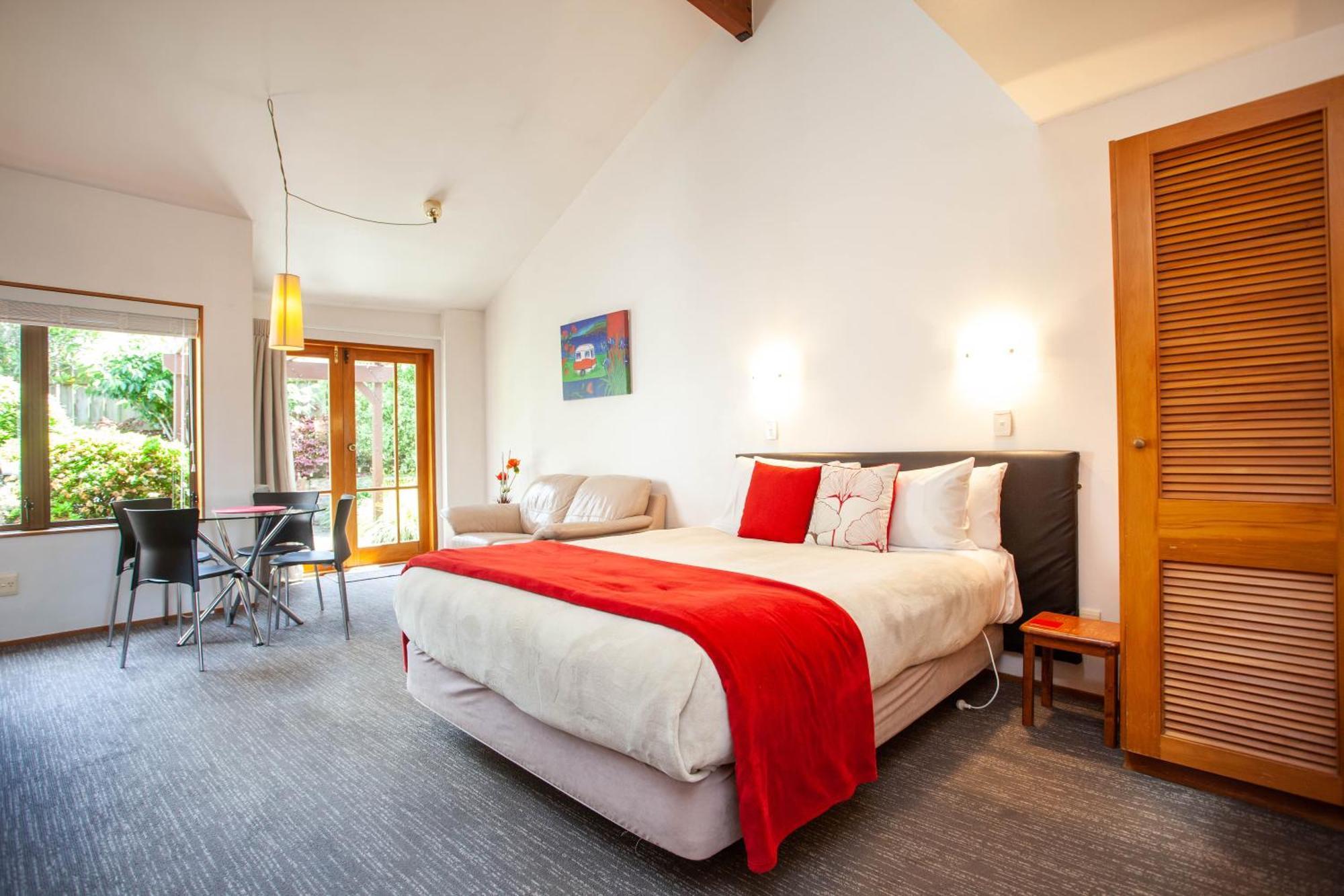Cascades Lakefront Motel Taupo Room photo A typical Studio