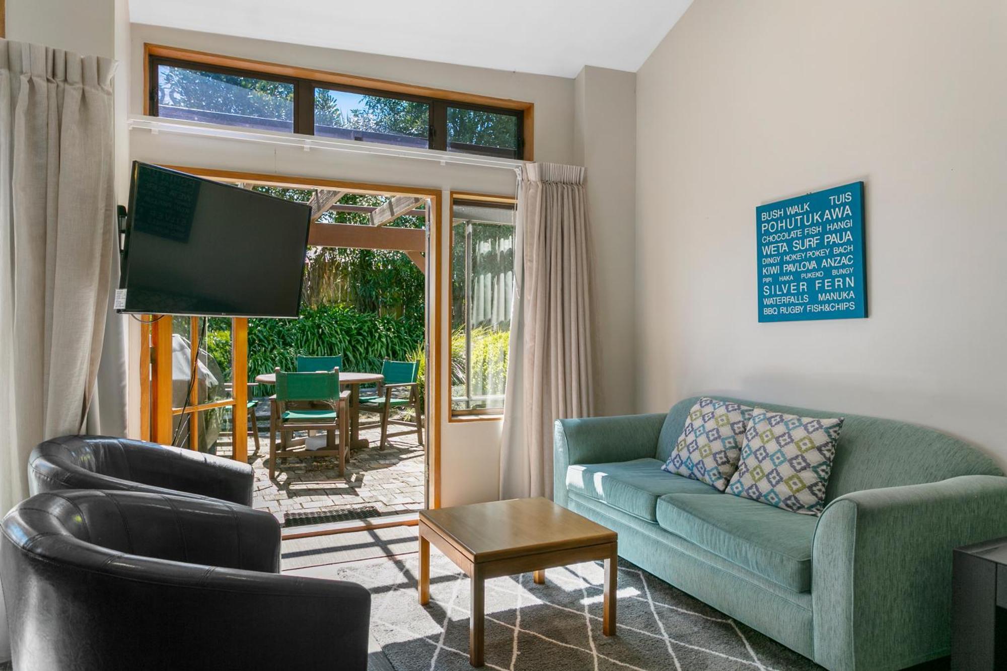 Cascades Lakefront Motel Taupo Exterior photo Living room at the Lodge