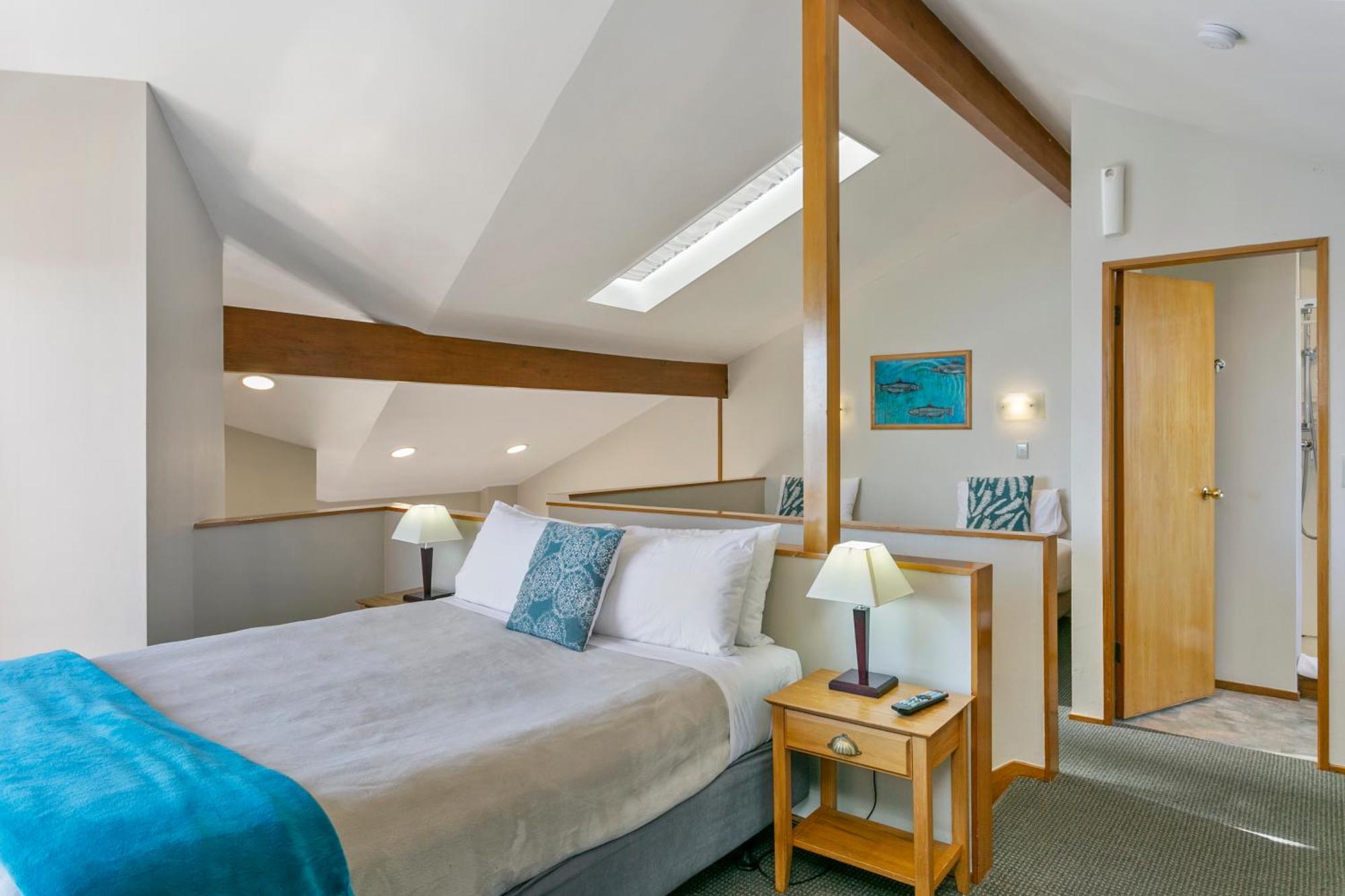 Cascades Lakefront Motel Taupo Exterior photo A bedroom at the hotel