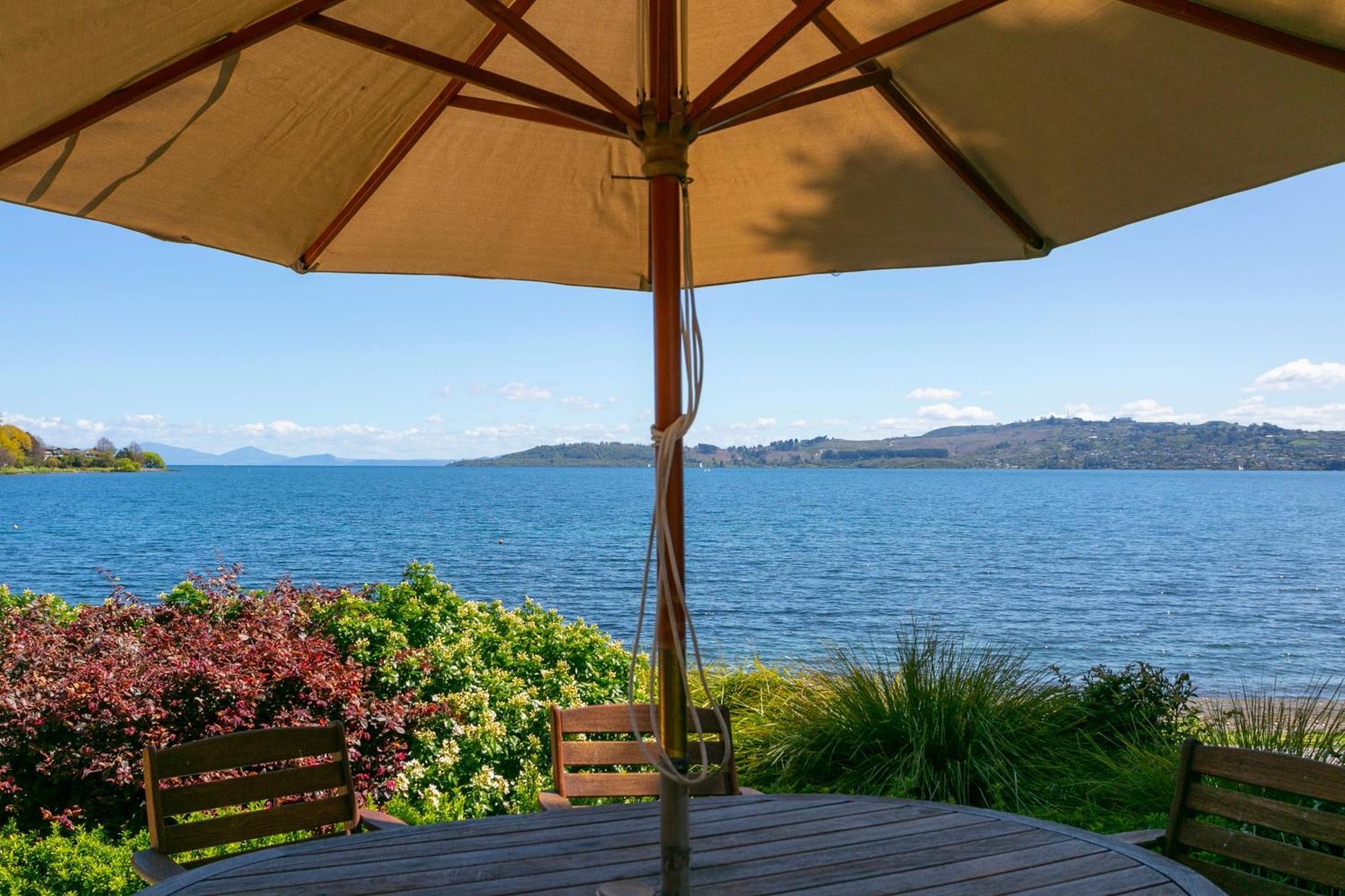 Cascades Lakefront Motel Taupo Exterior photo View of the bay from the town